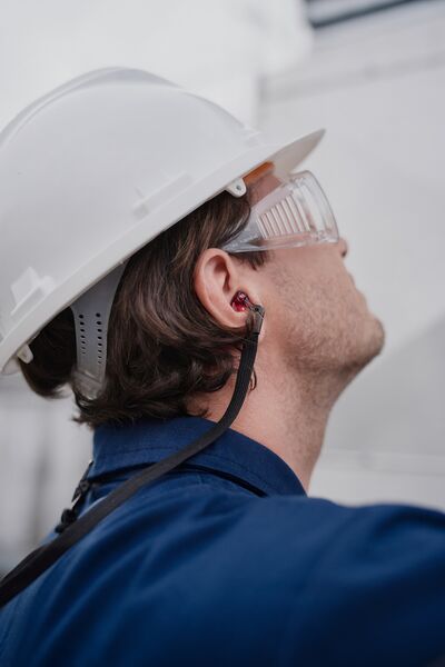 © wildundwunderbar Fotografie&Film|Graz Mann mit Schutzhelm, Schutzbrille und Gehörschutz