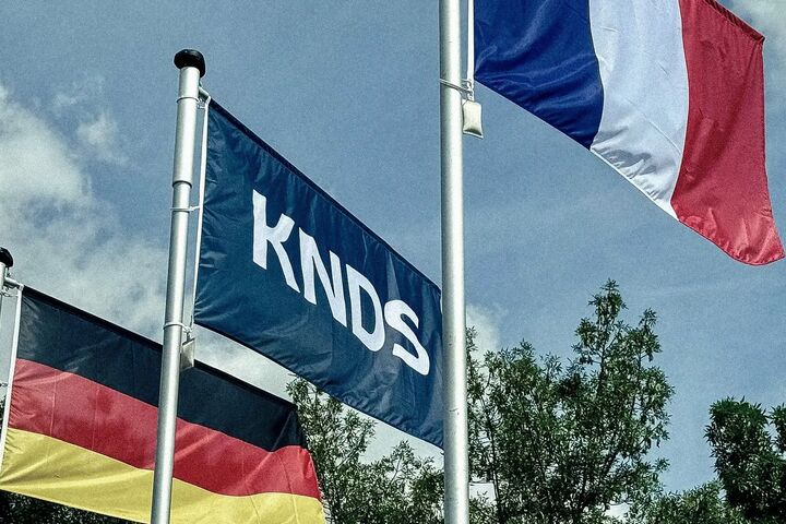 Zwei Standorte, zwei Panzer: In Kassel baut KNDS Deutschland den Leopard, in Versailles-Satory fertigt KNDS Frankreich den Leclerc