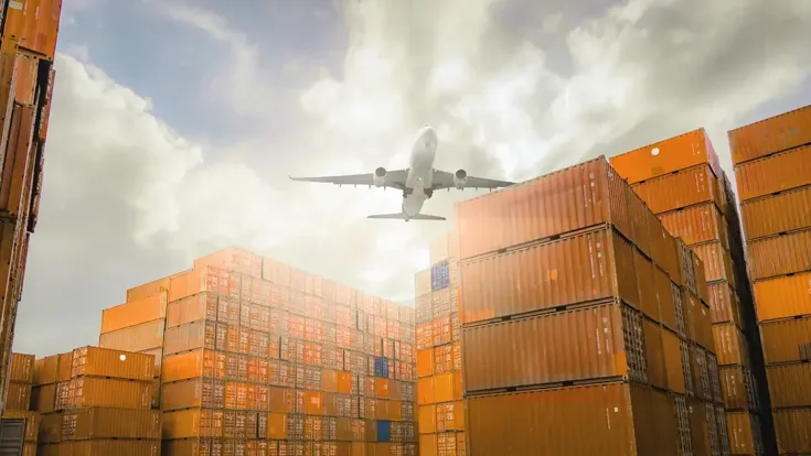 © STRG.at Flugzeug in mitten von Containern