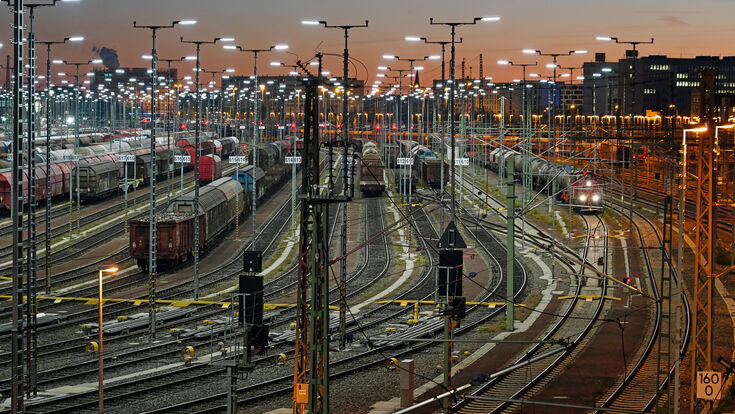 Zugbildungsanlage (ZBA) in Halle (Saale) Im Bild - Blick von der Berliner Brücke auf die neuen Gleisanlagen, im Licht einer umweltschonenden Beleuchtungsanlage. Etwa 1.130 LED-Leuchten leuchten sämtliche Rangierwege entsprechend den Arbeitsschutzrichtlinien auf der ZBA aus.