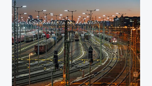 Zugbildungsanlage (ZBA) in Halle (Saale) Im Bild - Blick von der Berliner Brücke auf die neuen Gleisanlagen, im Licht einer umweltschonenden Beleuchtungsanlage. Etwa 1.130 LED-Leuchten leuchten sämtliche Rangierwege entsprechend den Arbeitsschutzrichtlinien auf der ZBA aus.