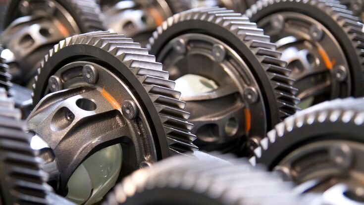 © vizualni - stock.adobe.com zahnräder, automobil, produktion, fertigung, mechanik, fliessband, getriebe, auto, automechaniker, automatikgetriebe, autorennen, autoreparatur, antriebswelle, cnc, edelstahl, ersatzteile, fabrik, fräsen, gangschaltung, gänge, herstellung, kraft, leistung, metall, reparatur, stahl, verschleiss, verschleissteile, welle, zulieferer