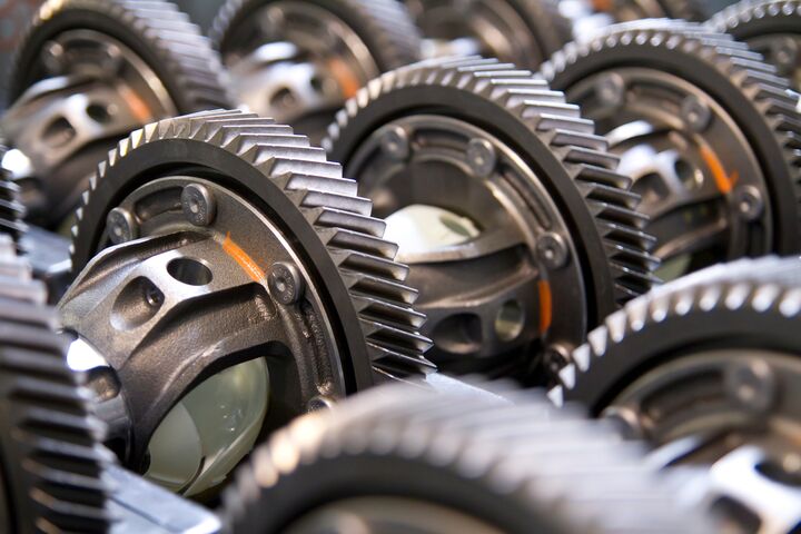 zahnräder, automobil, produktion, fertigung, mechanik, fliessband, getriebe, auto, automechaniker, automatikgetriebe, autorennen, autoreparatur, antriebswelle, cnc, edelstahl, ersatzteile, fabrik, fräsen, gangschaltung, gänge, herstellung, kraft, leistung, metall, reparatur, stahl, verschleiss, verschleissteile, welle, zulieferer