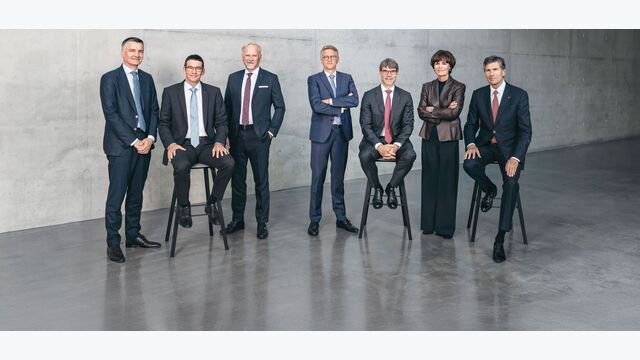 © Trumpf Trumpf Vorstand v.l.n.r.: Dr. Stephan Mayer, Dr. Hagen Zimer, Dr. Berthold Schmidt, Oliver Maassen, Dr. Lars Grünert, Dr. Nicola Leibinger-Kammüller und Dr. Mathias Kammüller.