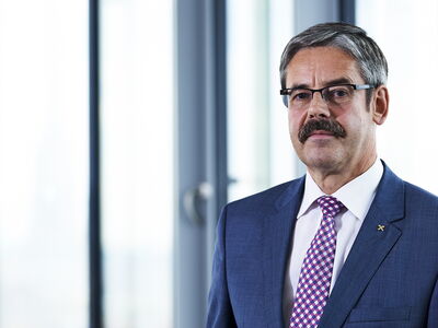 Download von www.picturedesk.com am 16.10.2019 (10:50). *** EXKLUSIV *** Erwin Hameseder , Obmann der Raiffeisen - Holding Niederoesterreich - Wien - 20140909_PD2680 - Rechteinfo: Exklusives Bildmaterial - Achtung Sonderkonditionen