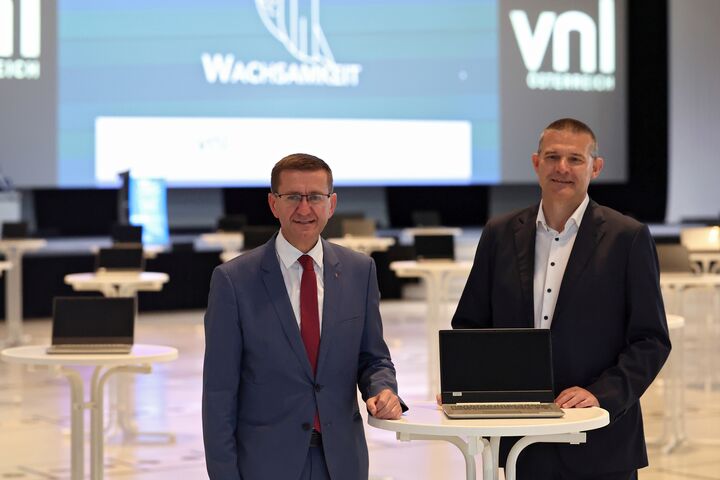 Landesrat Markus Achleitner (li.) mit Franz Staberhofer, Obmann Verein Netzwerk Logistik und Leiter  Logistikum an der FH OÖ in Steyr