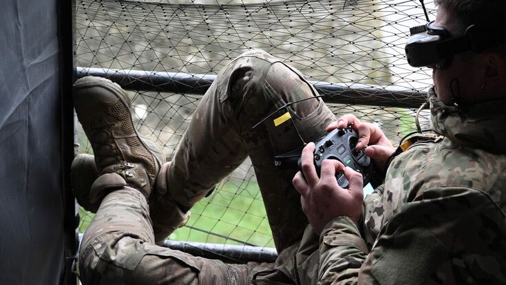 Ein ukrainischer Soldat steuert eine Drohne während des „Wild Drones“-Wettbewerbs in Kamjanez-Podilskyj, Oblast Chmelnyzkyj am 5. Oktober 2025.