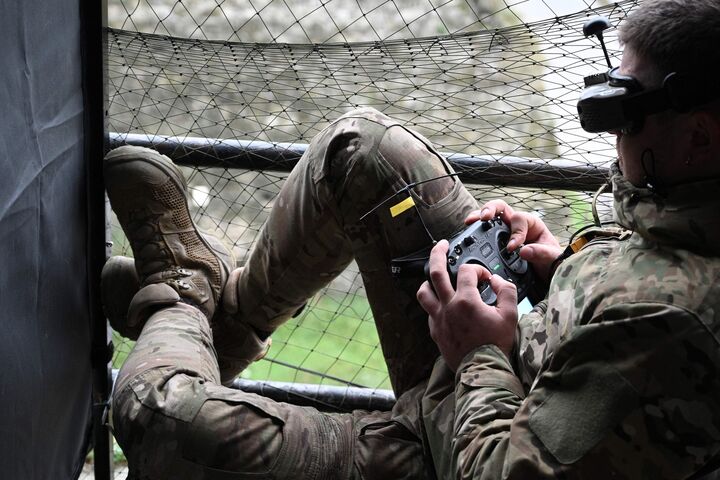 Ein ukrainischer Soldat steuert eine Drohne während des „Wild Drones“-Wettbewerbs in Kamjanez-Podilskyj, Oblast Chmelnyzkyj am 5. Oktober 2025.