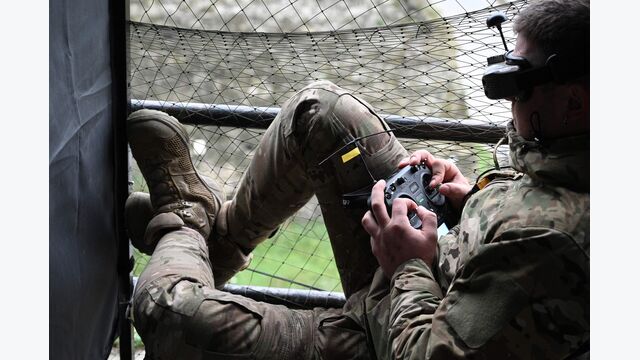 Ein ukrainischer Soldat steuert eine Drohne während des „Wild Drones“-Wettbewerbs in Kamjanez-Podilskyj, Oblast Chmelnyzkyj am 5. Oktober 2025.