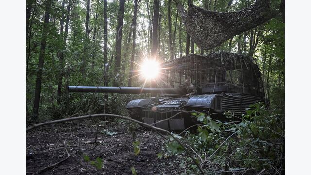 Ein Soldat der 141. Separaten Mechanisierten Brigade der ukrainischen Streitkräfte bereitet einen Panzer für das Feuer in Richtung russischer Truppen vor – an einer Stellung nahe der Frontlinie in der Oblast Donezk im September 2025.