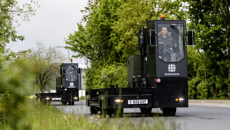 2 schwarze Hubtex Stapler auf der Straße