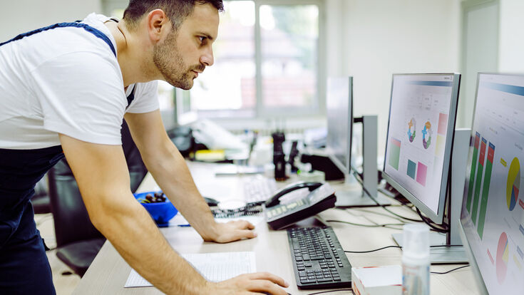 Auswertung Dashboard - Mann vor Bildschirm