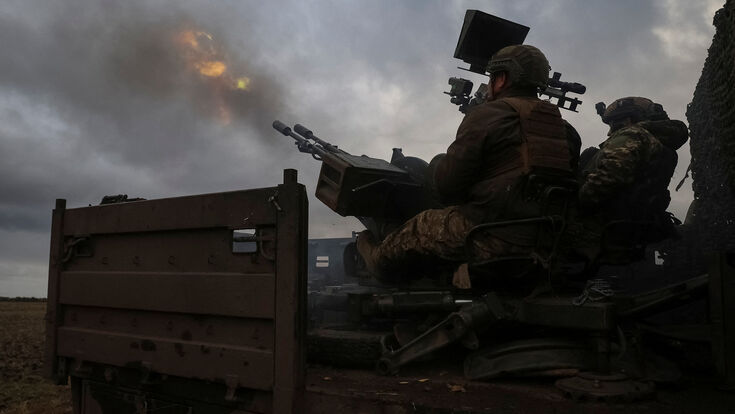 Ein Soldat einer mobilen Anti-Drohnen-Luftverteidigungseinheit der 38. Separaten Marinebrigade der ukrainischen Streitkräfte feuert mit einem ZU-23-2-Flugabwehrgeschütz während eines Kampfeinsatzes an der Frontlinie,  aufgenommen in der Region Donezk im Oktober 2025.