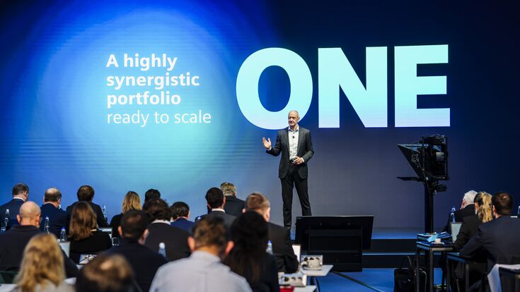 Roland Busch, Vorstandsvorsitzender der Siemens AG, auf der ?Siemens ONE Tech ? Strategy & Results? Veranstaltung am 13. November 2025 im Headquarter München. Roland Busch, President and CEO of Siemens AG, at the 'Siemens ONE Tech ? Strategy & Results' event on November 13 2025 at the company?s headquarters in Munich. München, 13.11.2025.