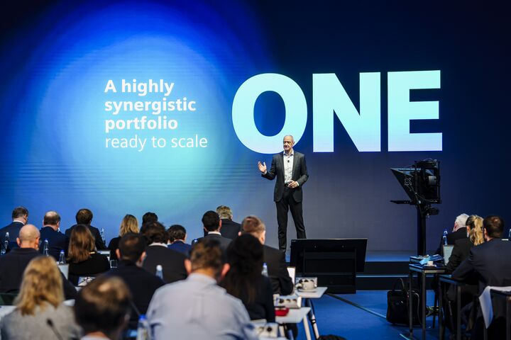 Roland Busch, Vorstandsvorsitzender der Siemens AG, auf der ?Siemens ONE Tech ? Strategy & Results? Veranstaltung am 13. November 2025 im Headquarter München. Roland Busch, President and CEO of Siemens AG, at the 'Siemens ONE Tech ? Strategy & Results' event on November 13 2025 at the company?s headquarters in Munich. München, 13.11.2025.