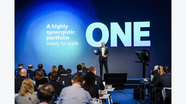Roland Busch, Vorstandsvorsitzender der Siemens AG, auf der ?Siemens ONE Tech ? Strategy & Results? Veranstaltung am 13. November 2025 im Headquarter München. Roland Busch, President and CEO of Siemens AG, at the 'Siemens ONE Tech ? Strategy & Results' event on November 13 2025 at the company?s headquarters in Munich. München, 13.11.2025.