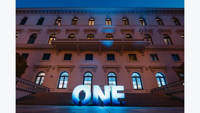 Die Veranstaltung ?Siemens ONE Tech ? Strategy & Results? findet am 13. November als hybride Veranstaltung im Headquarter in München statt ? hier die Bühne zu Beginn der Veranstaltung. The 'Siemens ONE Tech ? Strategy & Results' event will take place on November 13th as a hybrid event at the Headquarters in Munich ? here's the stage at the beginning of the event. Foto: Jens Hartmann/Siemens