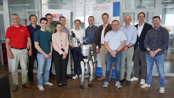 Ein Team von sechs Industriebetrieben, der FH OÖ und der WKOÖ Sparte Industrie nimmt „Kollege Roboter“ gemeinsam in Betrieb.