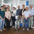 Ein Team von sechs Industriebetrieben, der FH OÖ und der WKOÖ Sparte Industrie nimmt „Kollege Roboter“ gemeinsam in Betrieb.
