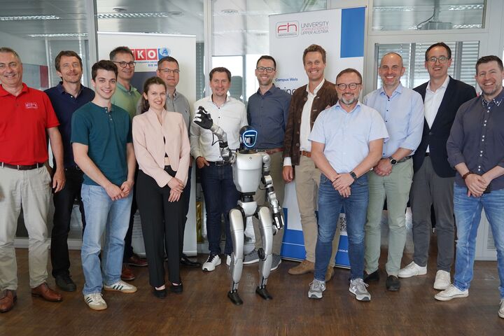 Ein Team von sechs Industriebetrieben, der FH OÖ und der WKOÖ Sparte Industrie nimmt „Kollege Roboter“ gemeinsam in Betrieb.