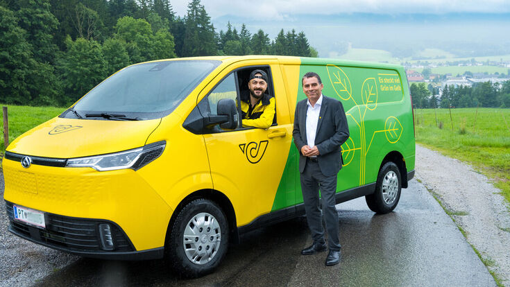 Elektrisches Postauto mit Fahrer und Peter Umundum