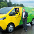 Elektrisches Postauto mit Fahrer und Peter Umundum