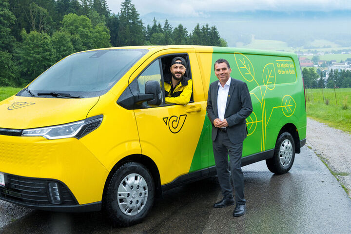 Elektrisches Postauto mit Fahrer und Peter Umundum