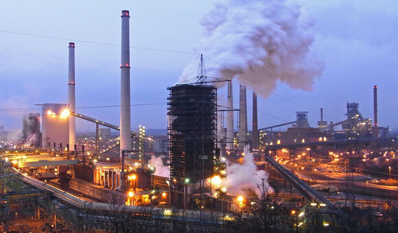 Thyssenkrupp-Hochofenwerk Schwelgern ist ein Hüttenbetrieb in Duisburg-Marxloh