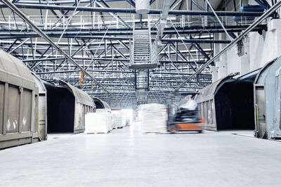 Bahn-Container im Lager