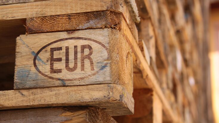 Nahaufnahme einer Euro-Palette in einem Paletten-Stapel