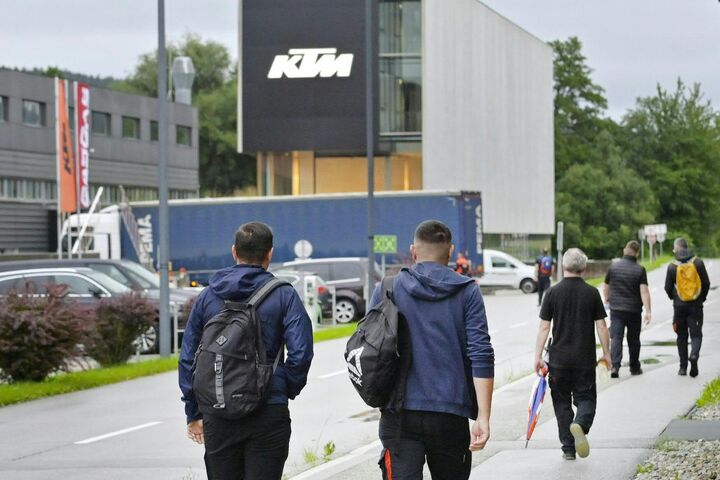 ABD0001_20260114 - MATTIGHOFEN - ?STERREICH: ++ ARCHIVBILD ++ ZU APA0060 VOM 14.1.2026 - Das KTM-Stammwerk in Mattighofen aufgenommen am Montag, 28. Juli 2025. Die KTM AG f?hrt ihre Neuausrichtung fort und baut dazu rund 500 Besch?ftigte, zwei Drittel davon in ?sterreich, ab. Haupts?chlich seien Angestellte und das mittlere Management betroffen, teilte Firmenmutter Bajaj Mobility AG (vormals Pierer Mobility AG) Dienstagabend mit. (ARCHIVBILD VOM 28.7.2025) - FOTO: APA/MANFRED FESL