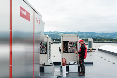 Aussenansicht PMS, Luftwärmepumpen, RoofVent® und TopVent®