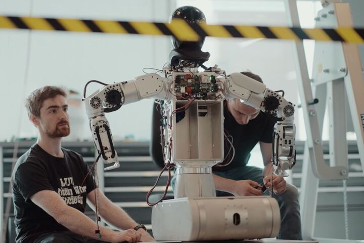 Humanoid (auch bekannt als SKL Robotics) ist ein britisches Unternehmen, das sich der Entwicklung von humanoiden Robotern für Logistik, Einzelhandel und industrielle Anwendungen widmet