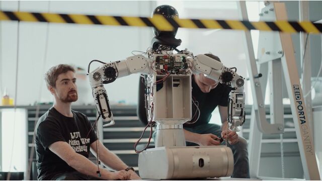 Humanoid (auch bekannt als SKL Robotics) ist ein britisches Unternehmen, das sich der Entwicklung von humanoiden Robotern für Logistik, Einzelhandel und industrielle Anwendungen widmet