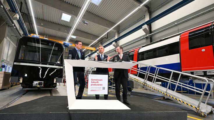 Infrastrukturminister Peter Hanke (SPÖ), Wirtschaftsminister Wolfgang Hattmannsdorfer (ÖVP) und Staatssekretär Josef Schellhorn (NEOS) am Freitag, 16. Jänner 2026, anl. der PK des Wirtschaftsministeriums "Industriestrategie Österreich 2035" in Wien.