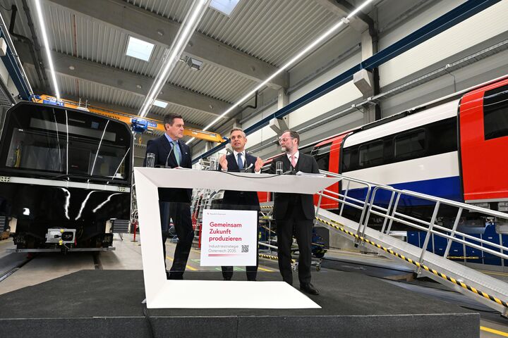 Infrastrukturminister Peter Hanke (SPÖ), Wirtschaftsminister Wolfgang Hattmannsdorfer (ÖVP) und Staatssekretär Josef Schellhorn (NEOS) am Freitag, 16. Jänner 2026, anl. der PK des Wirtschaftsministeriums "Industriestrategie Österreich 2035" in Wien.