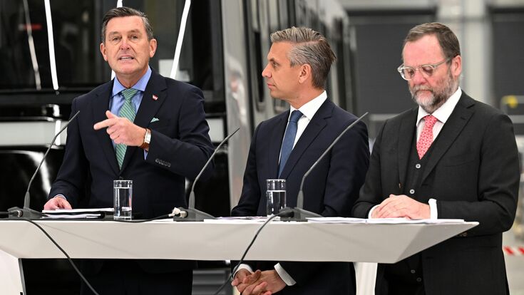 ABD0028_20260116 - WIEN - ?STERREICH: Infrastrukturminister Peter Hanke (SP?), Wirtschaftsminister Wolfgang Hattmannsdorfer (?VP) und Staatssekret?r Josef Schellhorn (NEOS) am Freitag, 16. J?nner 2026, anl. der PK des Wirtschaftsministeriums "Industriestrategie ?sterreich 2035" in Wien. - FOTO: APA/HELMUT FOHRINGER