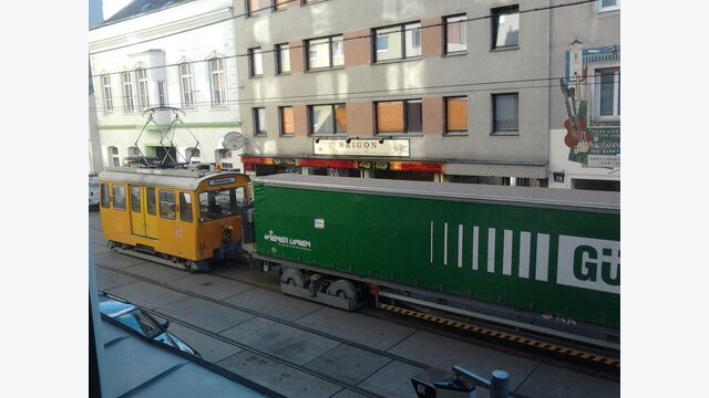 Die Güter-Bim auf ihrer ersten Fahrt durch Wien