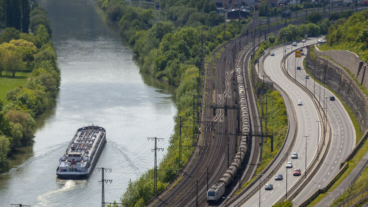 Verkehrswesen, Infrastruktur, Schiff, Bahn, PKW, Fortbewegungsmittel, Verkehr, Transport, Fluss, Eisenbahn, Autobahn, Schiene, Straße, Wasserverkehr, Individualverkehr, Öffentliche, Personentransport, Güterverkehr, Tal, Kurve, Ufer, Wasser, Biegung, Verlauf, Streckenverlauf, Umwelt, Natur, Konzept, Platzbedarf, Baumaßnahme, Fördermittel, Ministerium, Gleichbehandlung, Steuermittel, verkehrswesen, infrastruktur, schiff, bahn, pkw, fortbewegungsmittel, verkehr, transport, fluss, eisenbahn, autobahn, schiene, straße, wasserverkehr, individualverkehr, öffentliche, personentransport, güterverkehr, tal, kurve, ufer, wasser, biegung, verlauf, streckenverlauf, umwelt, natur, konzept, platzbedarf, baumaßnahme, fördermittel, ministerium, gleichbehandlung, steuermittel