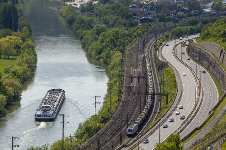 Verkehrswesen, Infrastruktur, Schiff, Bahn, PKW, Fortbewegungsmittel, Verkehr, Transport, Fluss, Eisenbahn, Autobahn, Schiene, Straße, Wasserverkehr, Individualverkehr, Öffentliche, Personentransport, Güterverkehr, Tal, Kurve, Ufer, Wasser, Biegung, Verlauf, Streckenverlauf, Umwelt, Natur, Konzept, Platzbedarf, Baumaßnahme, Fördermittel, Ministerium, Gleichbehandlung, Steuermittel, verkehrswesen, infrastruktur, schiff, bahn, pkw, fortbewegungsmittel, verkehr, transport, fluss, eisenbahn, autobahn, schiene, straße, wasserverkehr, individualverkehr, öffentliche, personentransport, güterverkehr, tal, kurve, ufer, wasser, biegung, verlauf, streckenverlauf, umwelt, natur, konzept, platzbedarf, baumaßnahme, fördermittel, ministerium, gleichbehandlung, steuermittel