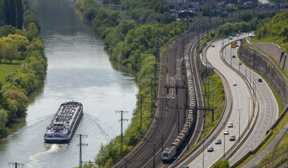 Verkehrswesen, Infrastruktur, Schiff, Bahn, PKW, Fortbewegungsmittel, Verkehr, Transport, Fluss, Eisenbahn, Autobahn, Schiene, Straße, Wasserverkehr, Individualverkehr, Öffentliche, Personentransport, Güterverkehr, Tal, Kurve, Ufer, Wasser, Biegung, Verlauf, Streckenverlauf, Umwelt, Natur, Konzept, Platzbedarf, Baumaßnahme, Fördermittel, Ministerium, Gleichbehandlung, Steuermittel, verkehrswesen, infrastruktur, schiff, bahn, pkw, fortbewegungsmittel, verkehr, transport, fluss, eisenbahn, autobahn, schiene, straße, wasserverkehr, individualverkehr, öffentliche, personentransport, güterverkehr, tal, kurve, ufer, wasser, biegung, verlauf, streckenverlauf, umwelt, natur, konzept, platzbedarf, baumaßnahme, fördermittel, ministerium, gleichbehandlung, steuermittel