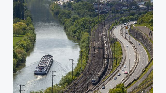 Verkehrswesen, Infrastruktur, Schiff, Bahn, PKW, Fortbewegungsmittel, Verkehr, Transport, Fluss, Eisenbahn, Autobahn, Schiene, Straße, Wasserverkehr, Individualverkehr, Öffentliche, Personentransport, Güterverkehr, Tal, Kurve, Ufer, Wasser, Biegung, Verlauf, Streckenverlauf, Umwelt, Natur, Konzept, Platzbedarf, Baumaßnahme, Fördermittel, Ministerium, Gleichbehandlung, Steuermittel, verkehrswesen, infrastruktur, schiff, bahn, pkw, fortbewegungsmittel, verkehr, transport, fluss, eisenbahn, autobahn, schiene, straße, wasserverkehr, individualverkehr, öffentliche, personentransport, güterverkehr, tal, kurve, ufer, wasser, biegung, verlauf, streckenverlauf, umwelt, natur, konzept, platzbedarf, baumaßnahme, fördermittel, ministerium, gleichbehandlung, steuermittel