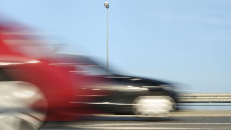 auto, autos, strasse, autobahn, verkehr, brücke, autobahnbrücke, bremsen, beschleunigen, überholen, rasen, raser, bewegungsunschärfe, wettrennen, wettfahrt, autorennen, risiko, geschwindigkeit, unfall, verkehrsunfall, geschwindigkeitsbegrenzung, tempolimit