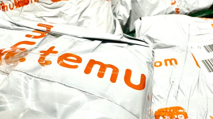 Viele Temu-Pakete auf einem Haufen