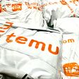 Viele Temu-Pakete auf einem Haufen