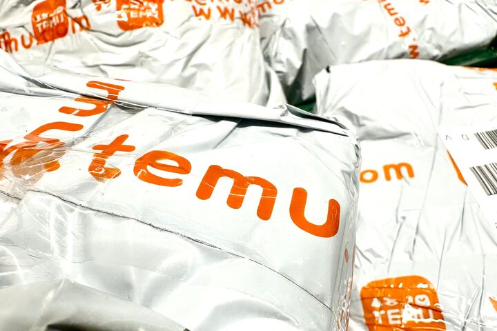 Viele Temu-Pakete auf einem Haufen