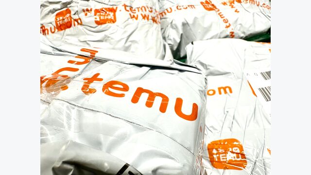 Viele Temu-Pakete auf einem Haufen