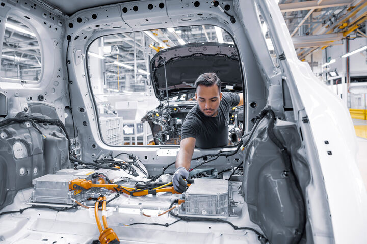 Mercedes-Benz Werk Kecskemét - Einblick in die Produktion des neuen Mercedes-Benz GLB Mercedes Benz plant Kecskemét - Insight into production of the new Mercedes-Benz GLB