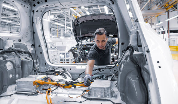 Mercedes-Benz Werk Kecskemét - Einblick in die Produktion des neuen Mercedes-Benz GLB Mercedes Benz plant Kecskemét - Insight into production of the new Mercedes-Benz GLB