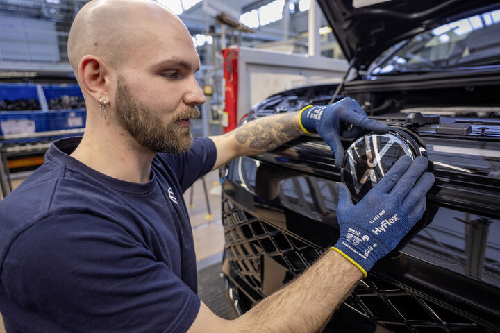 Production Volkswagen Tiguan and Volkswagen Tayron - Assembly line 4, Logo assembly